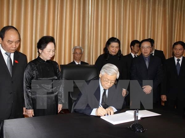 អគ្គលេខាបក្ស Nguyen Phu Trong អញ្ជើញមកគោរពវិញ្ញាក័្ខន្ធនិងសរសេរកំណត់ត្រាកាន់ទុក្ខសម្តេចជាស៊ីម